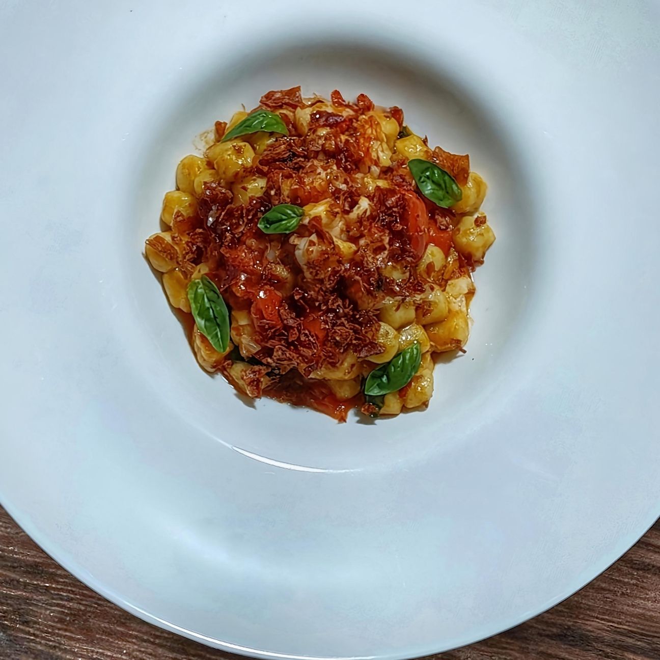 Gnocchetti pomodorini, gamberi e speck