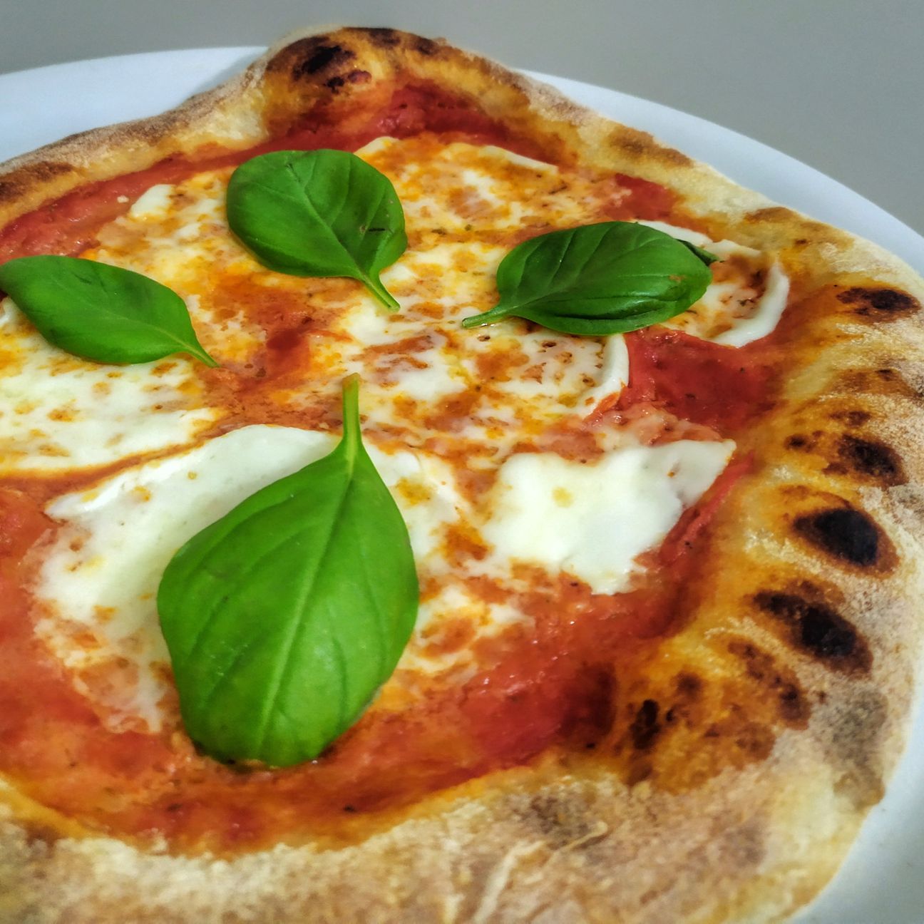 Pizza con licoli cotta su pietra refrattaria