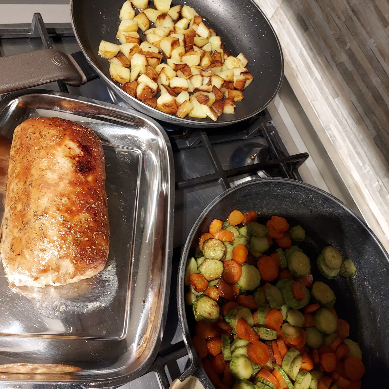 Rotolo di carne con verdure e patate aromi