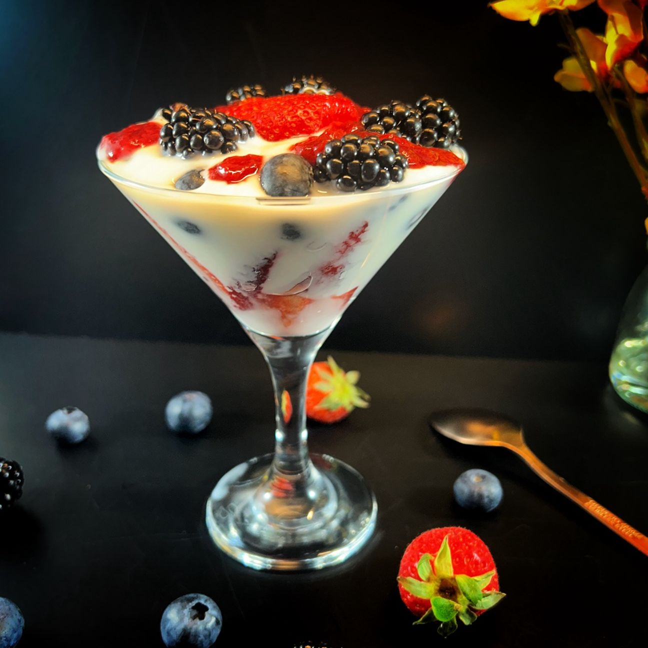 Coppa di yogurt greco con frutti piccoli e coulis di fragola 🍓