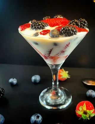 Ricetta Coppa di yogurt greco con frutti piccoli e coulis di fragola 🍓 di renacooking