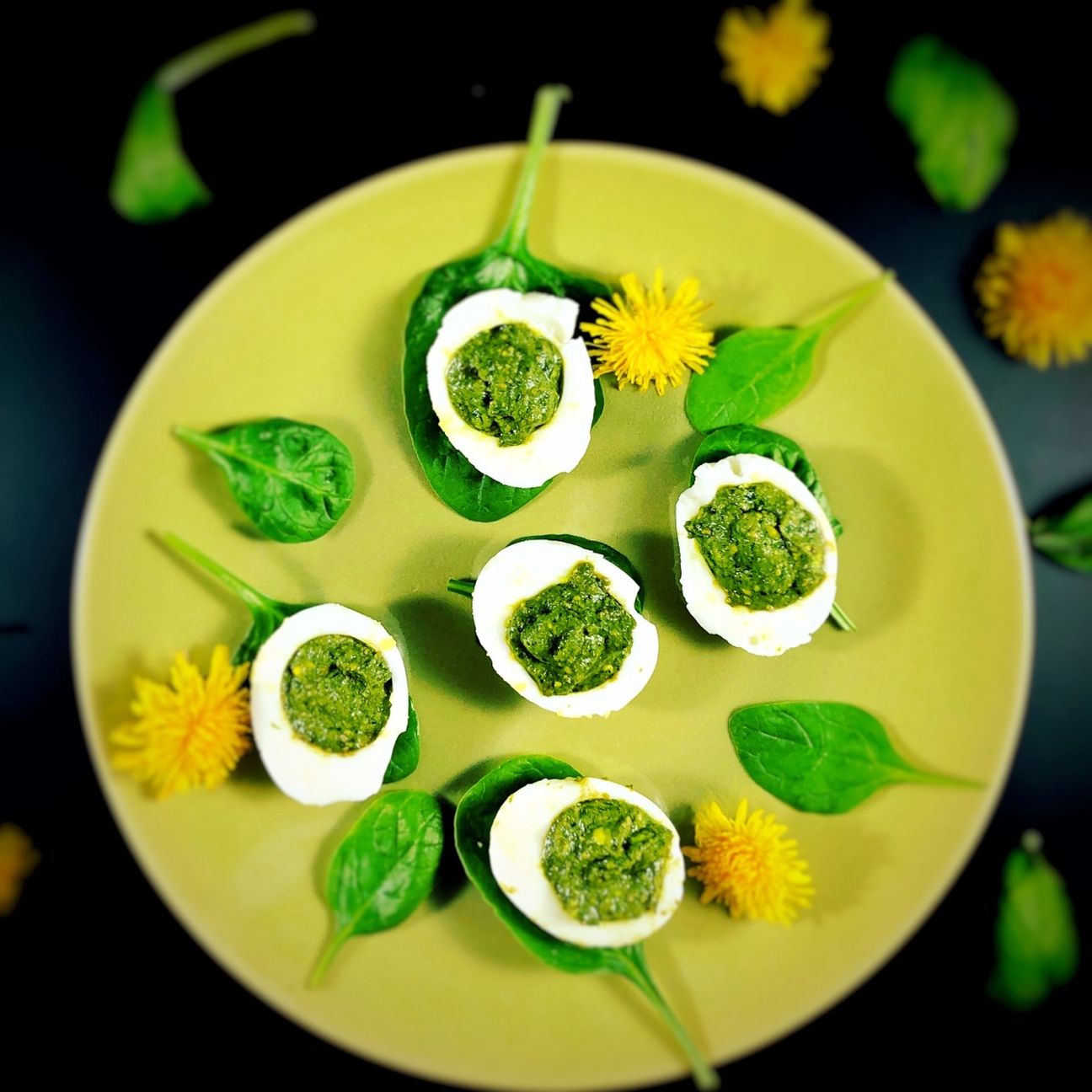 Uova Ripiene con Spinacino, Tuorlo e Fiori di Tarassaco