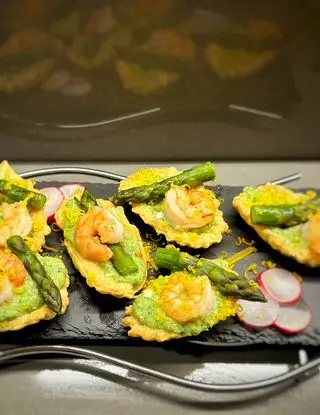 Ricetta Tartellette di Pasta Brisée con Crema Verde, Gamberi, Tuorlo Marinato e Punte di Asparagi di renacooking