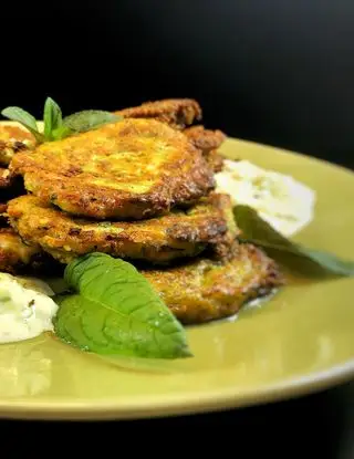 Ricetta Kolokithokeftedes - Frittelle di Zucchine e Formaggio Feta di renacooking