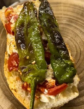 Ricetta Ciabatta con Peperoni Friggitelli Fritti  & Pomodorini e Feta al Forno di renacooking