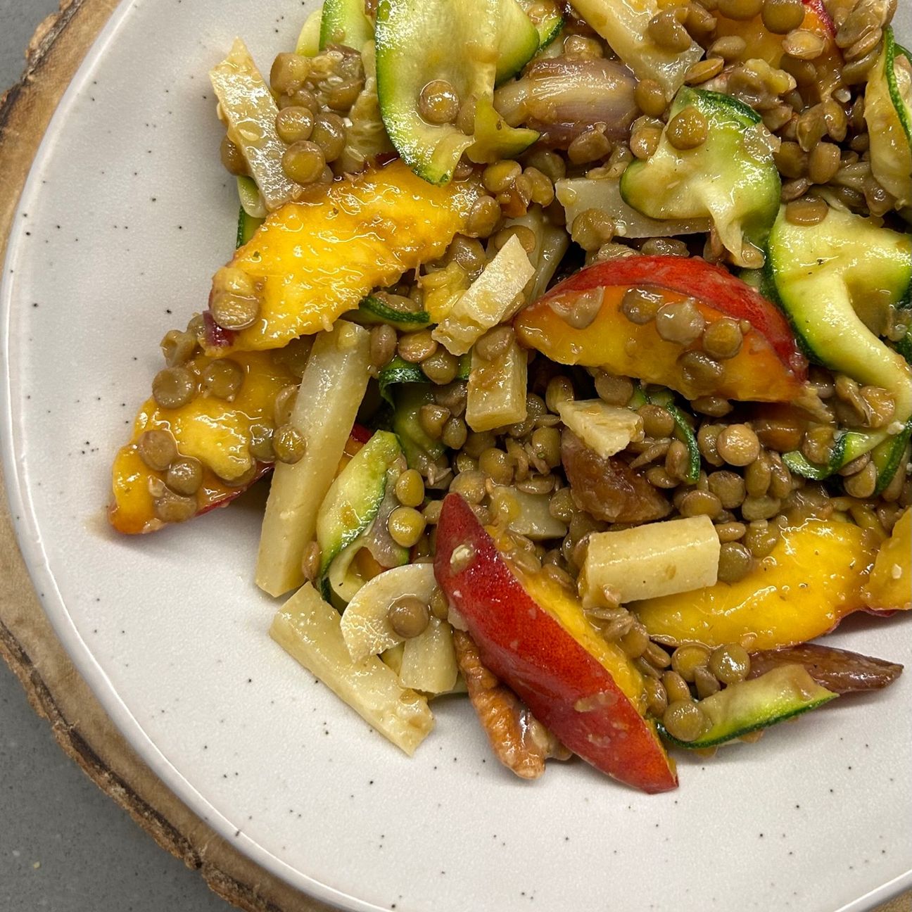 Insalata di Lenticchie Verdi con Zucchine Marinate, Pesche, Noci Pecan, Cipolle (Scalogno) Caramellate e Montasio
