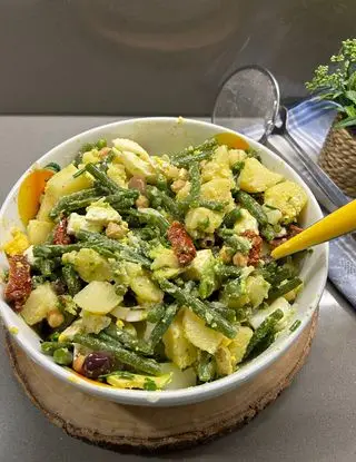 Ricetta Insalata di Patate e Fagiolini con Avocado, Uova Sode, Pomodorini Secchi, Olive Peranzana, Feta ed Erba Cipollina di renacooking