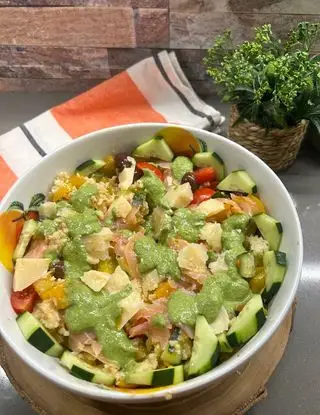 Ricetta Insalata di Miglio con verdure saltate, pomodorini, cetrioli, olive, salmone e salsa di rucola con limone e noci. di renacooking