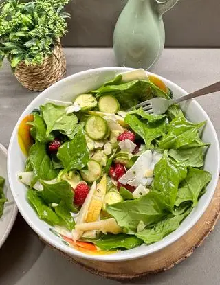 Ricetta Insalata di Tetragonia con Zucchine, Pere, Lamponi, Formaggio, Scaglie di Mandorle & Vinaigrette al Lime di renacooking