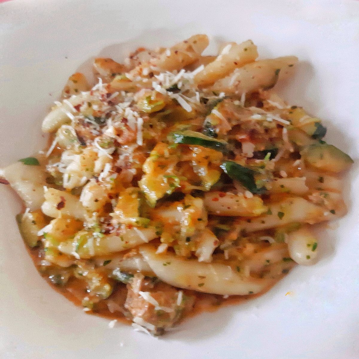 Pasta fileja al pesto genovese, tonno, zucchina e noci
