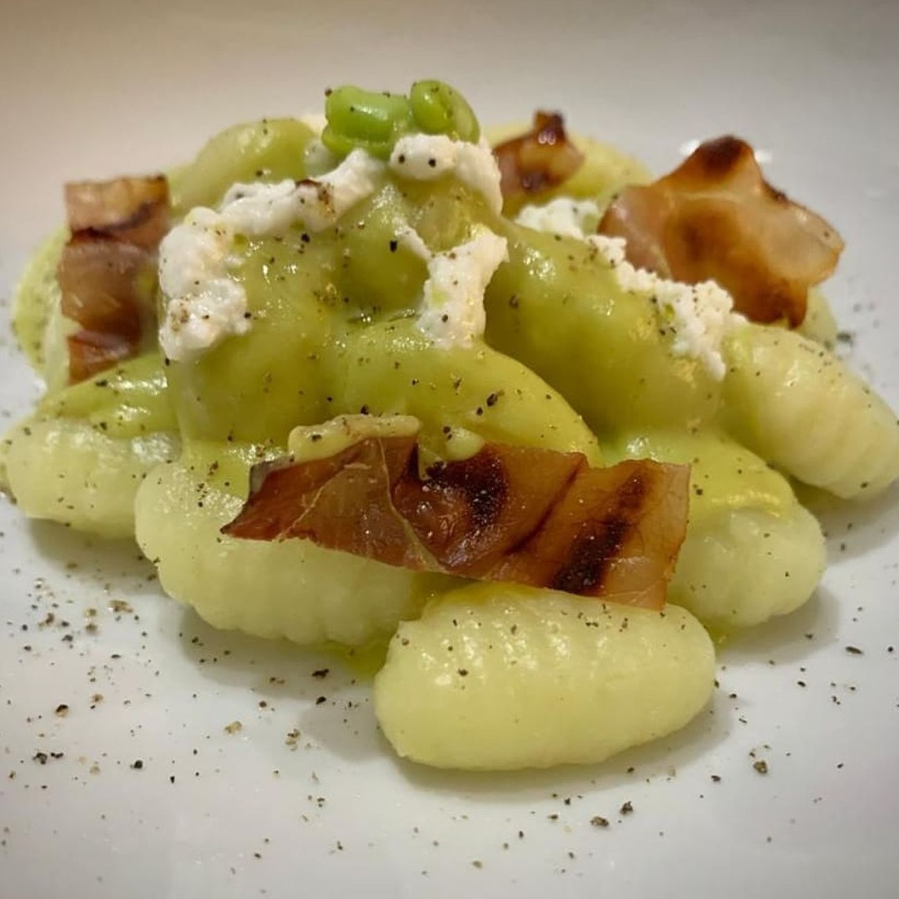 Gnocchi con crema di fave, speck croccante e ciuffetti di mozzarella