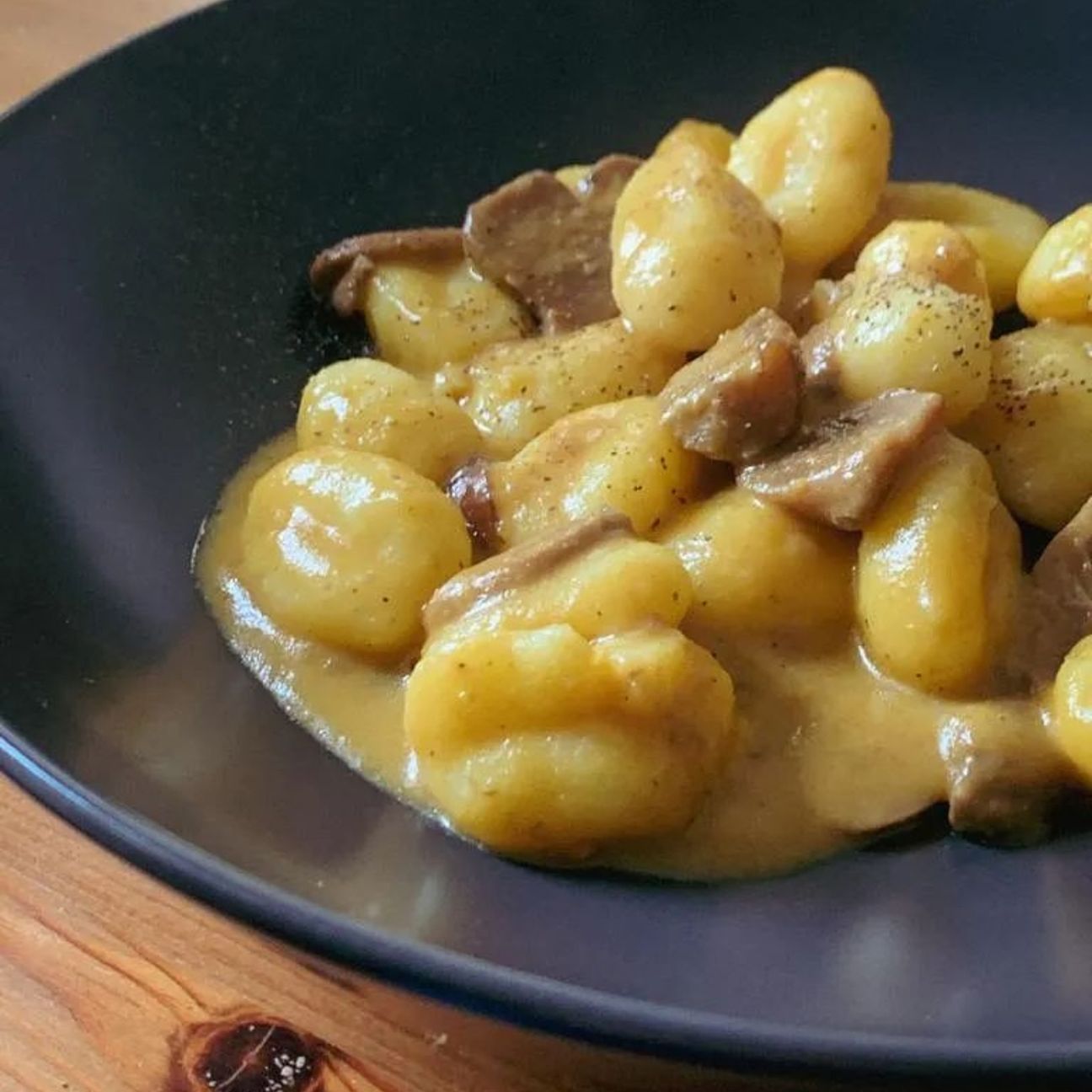 Gnocchi con crema di zucca e funghi porcini