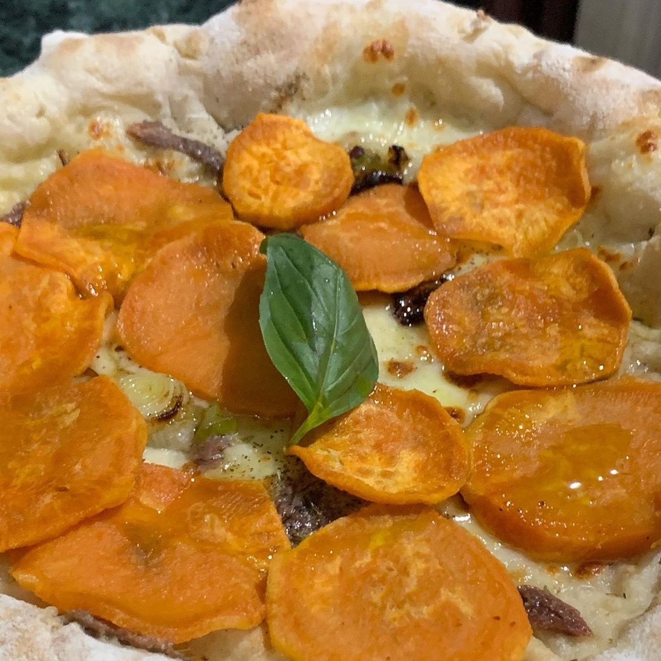 Pizza con Chips di patate dolci americane con paprika, acciughe,cipollotti e mozzarella