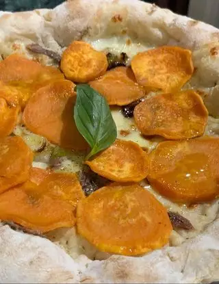 Ricetta Pizza con Chips di patate dolci americane con paprika, acciughe,cipollotti e mozzarella di Mascia