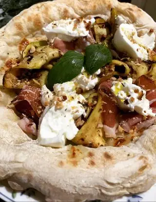 Ricetta Pizza con prosciutto crudo, zucchine grigliate, stracciatella, granella di pinoli e nocciole , mozzarella di Mascia