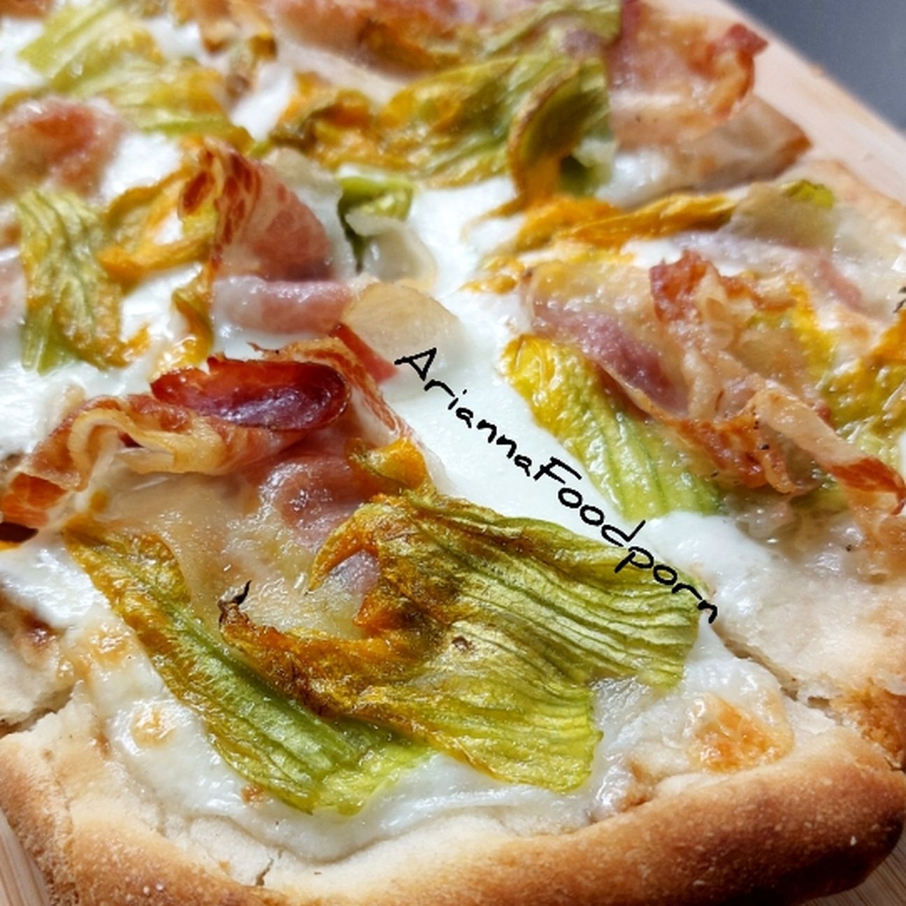 Pinsa fiori di zucca e guanciale