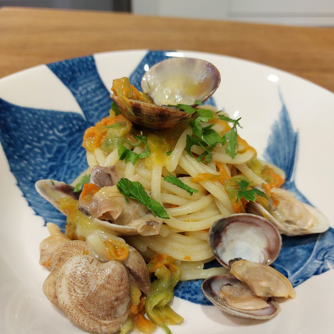 Spaghetti vongole e fiori di zucca