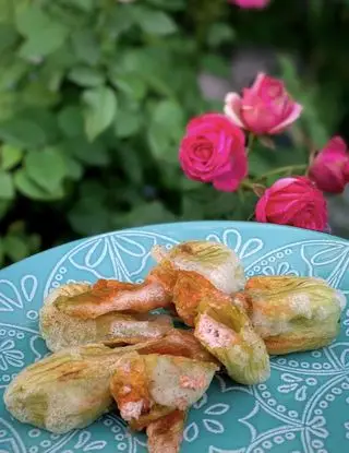 Ricetta FIORI DI ZUCCA FRITTI CON RIPIENO DI MORTADELLA, CREMA AL TARTUFO E RICOTTA di filo.dolio