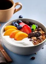 Ricetta Yogurt con frutta fresca, cereali e cioccolato fondente