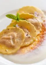 Ricetta Ravioli ripieni di pomodorini confit su crema di mozzarella