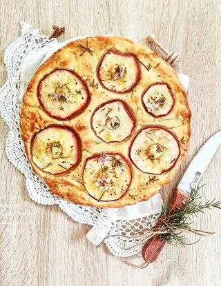 Ricetta FOCACCIA CON MIELE , MELE E ROSMARINO di sonia_gentile