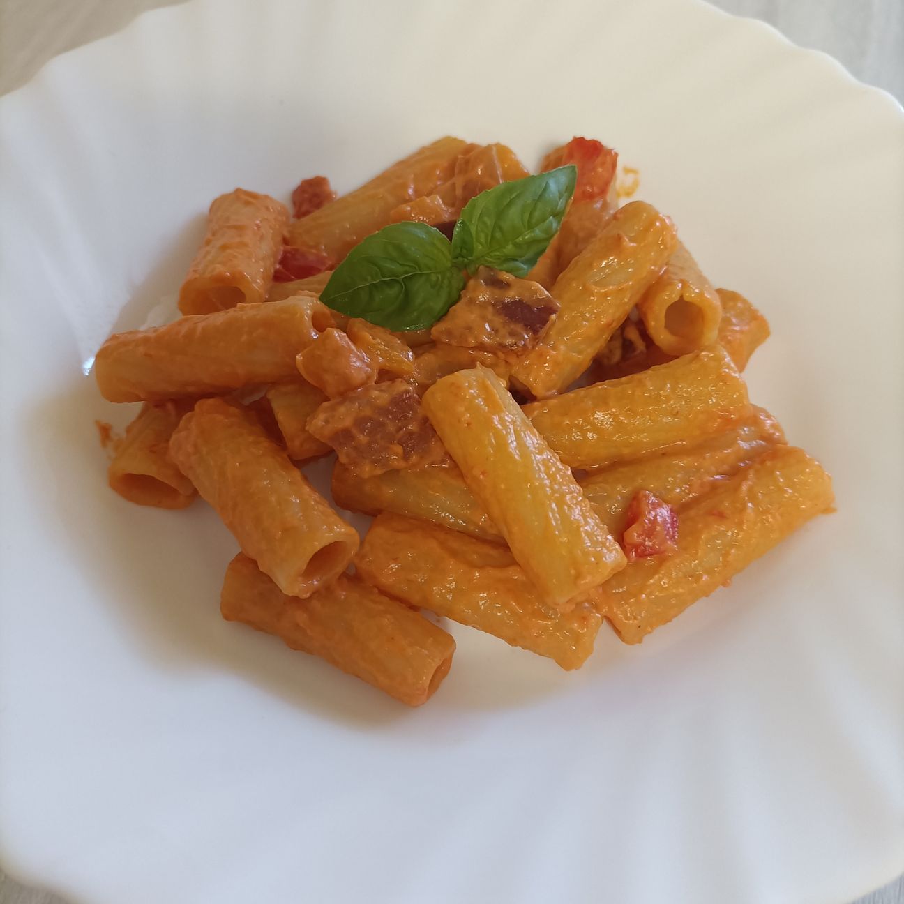Tortiglioni con peperoni pancetta e sugo