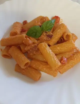 Ricetta Tortiglioni con peperoni pancetta e sugo  di gi_openkitchen