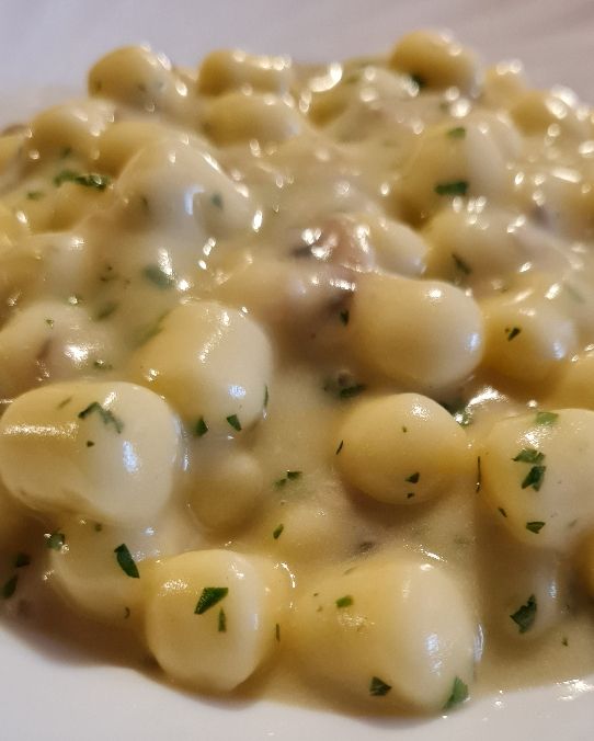 Chicche con crema di patate e pecorino e vongole