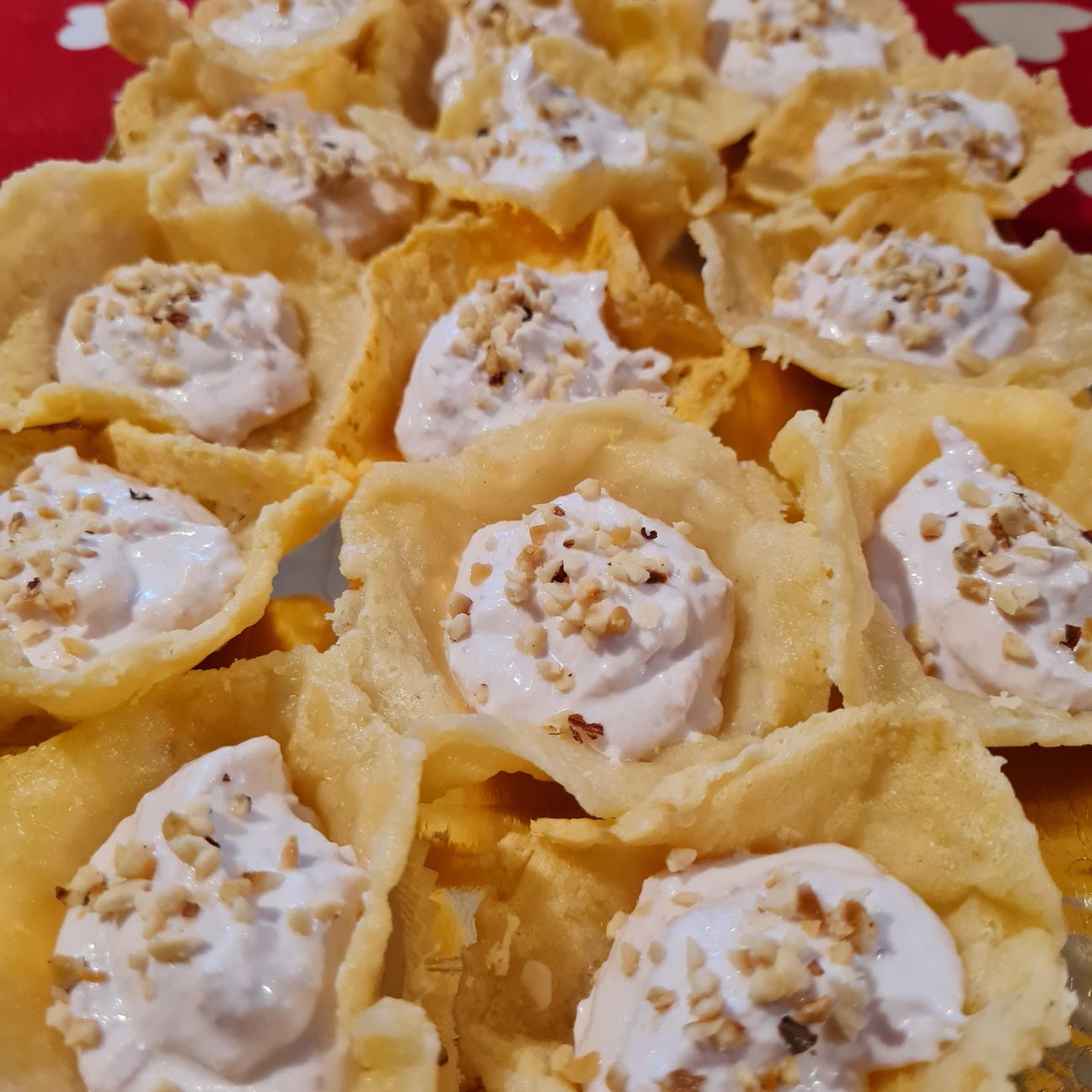 Cestini di grana con mousse di ricotta e prosciutto cotto e granella di nocciole