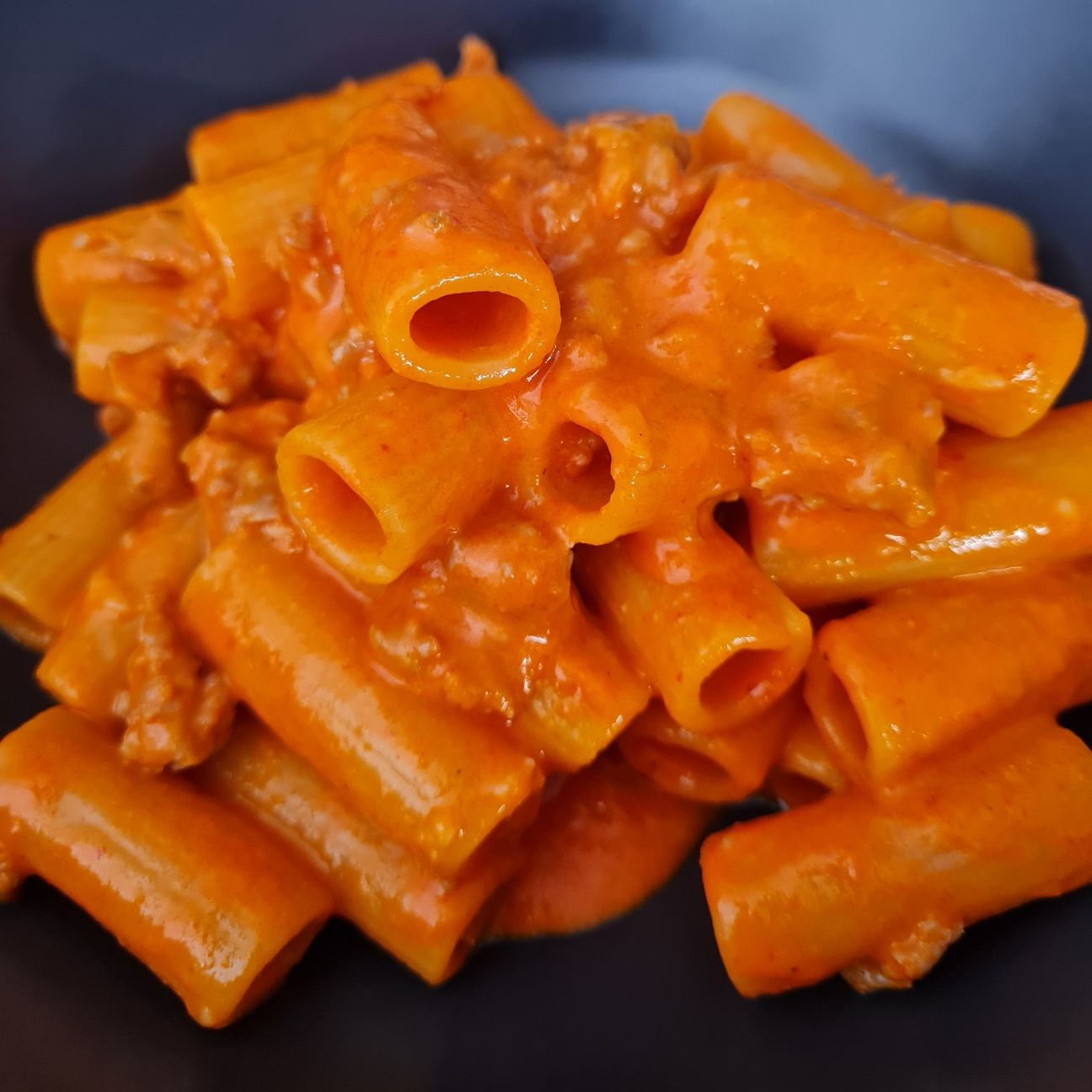 Rigatoni con salsiccia e crema di peperoni