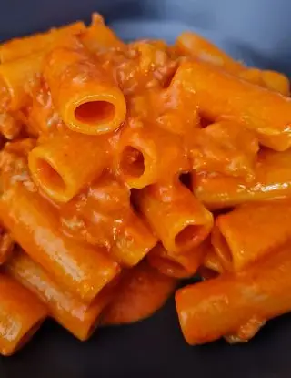Ricetta Rigatoni con salsiccia e crema di peperoni di lucamata