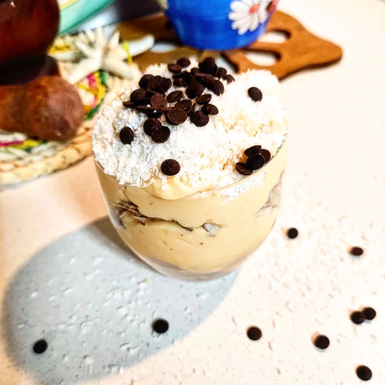 Dessert al cucchiaio fatto con una crema pasticcera vellutata , wafer e cocco.