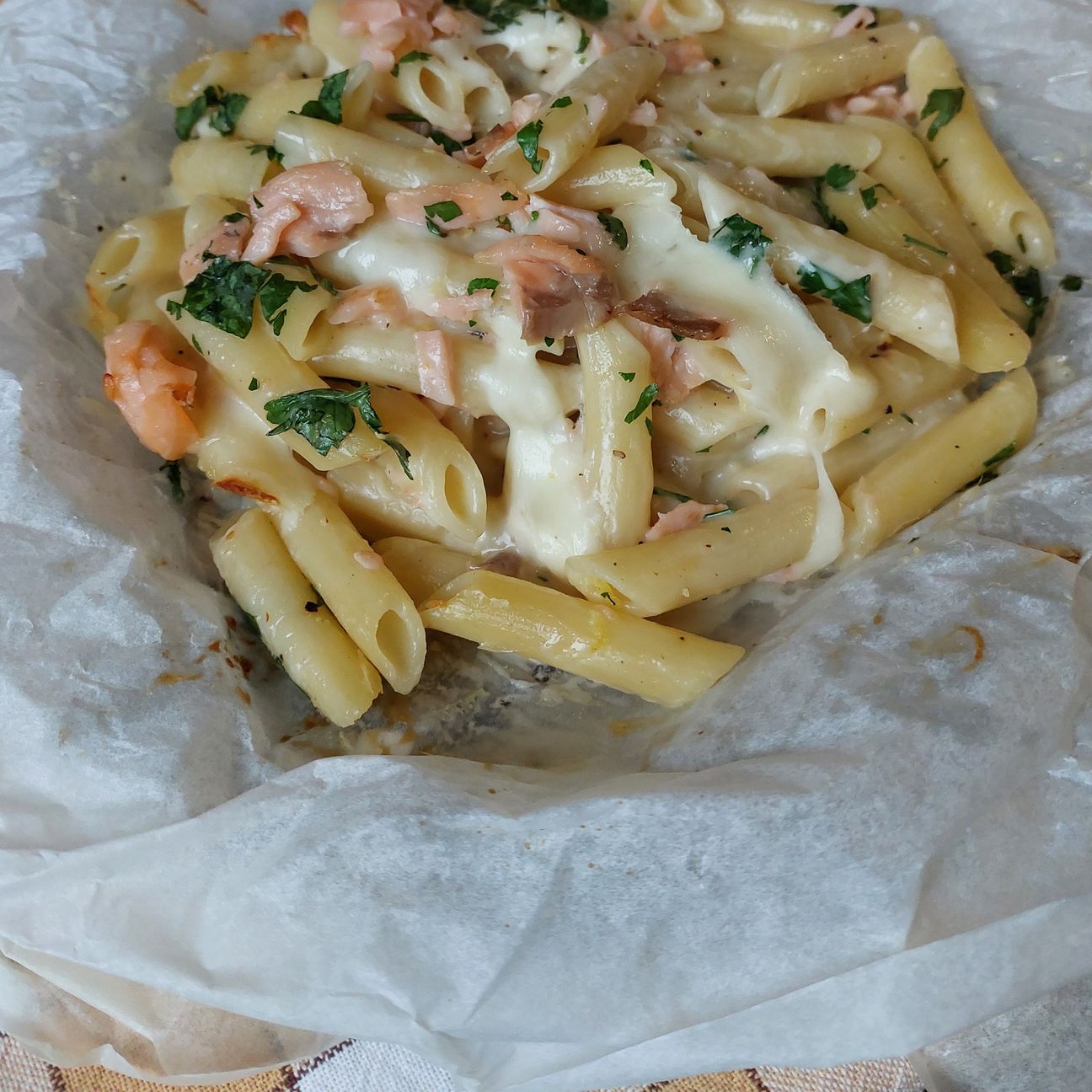 Pasta con salmone e provola al cartoccio
