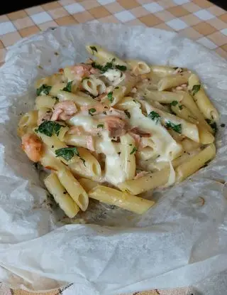 Ricetta Pasta con salmone e provola al cartoccio di limpiattatore