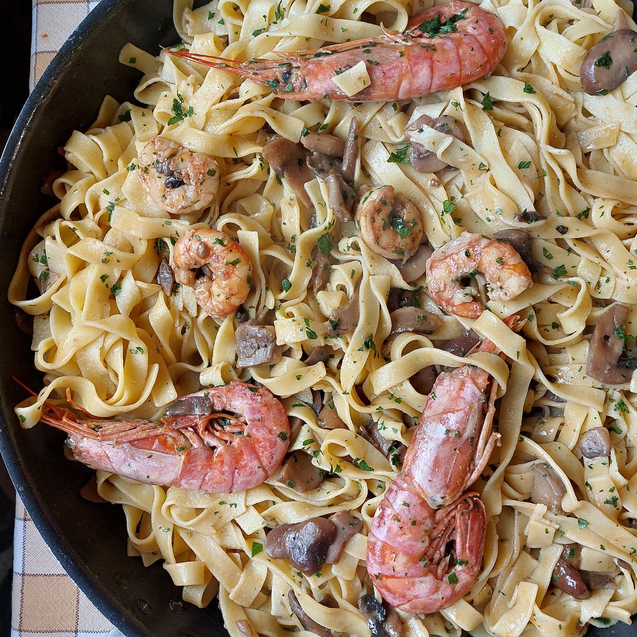 Fettuccine con funghi e gamberi