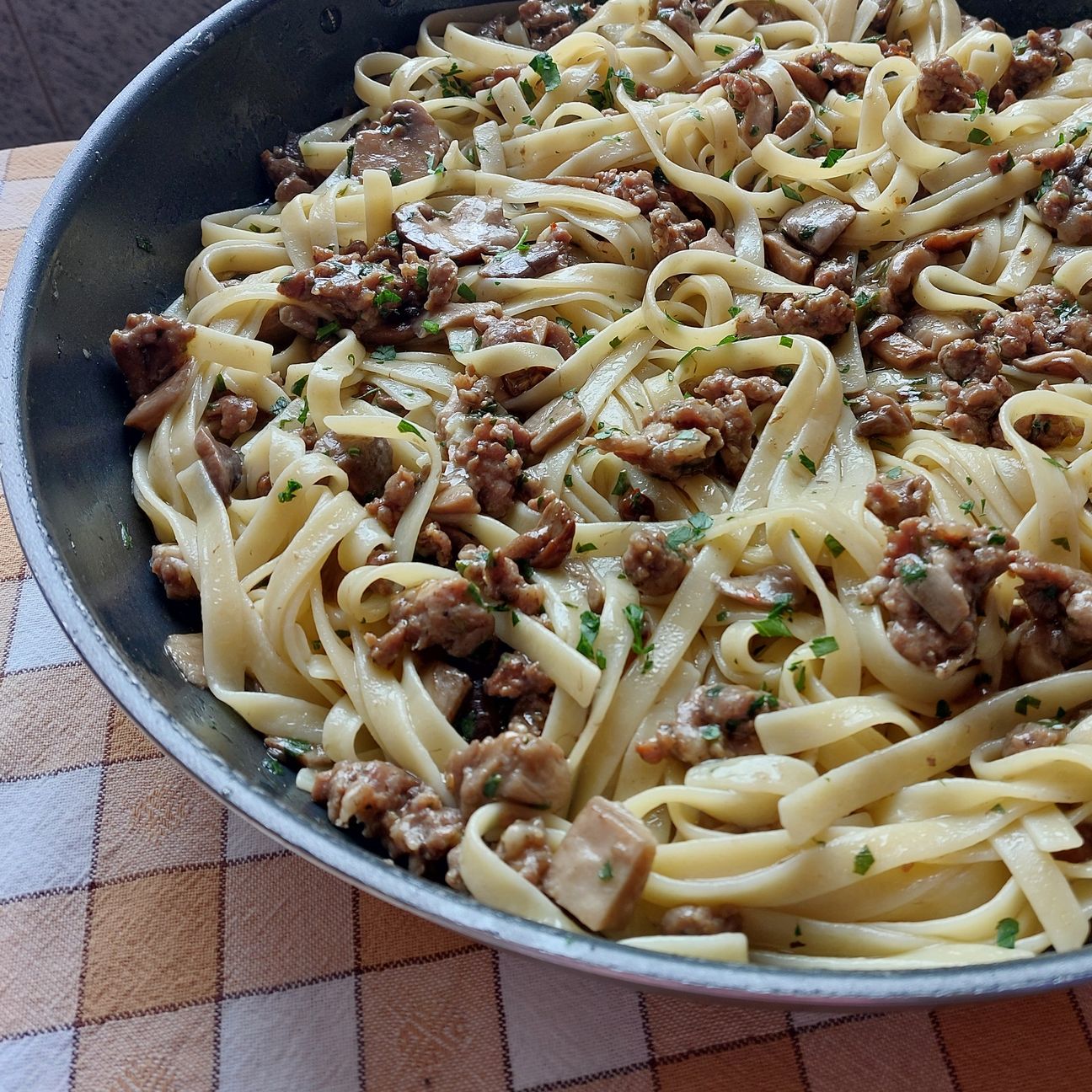 Fettucce funghi e salsiccia