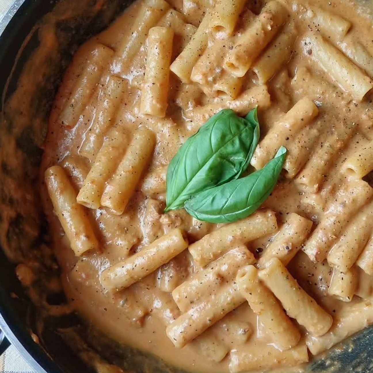 Pasta con crema di fagioli e pomodori secchi