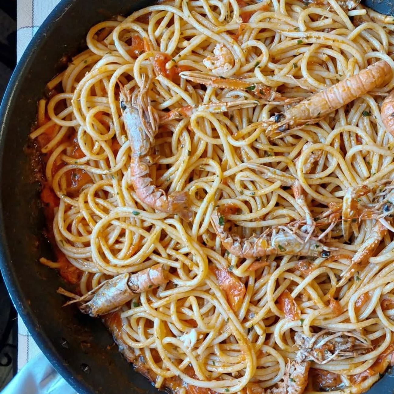 Spaghettone con sugo di scampi