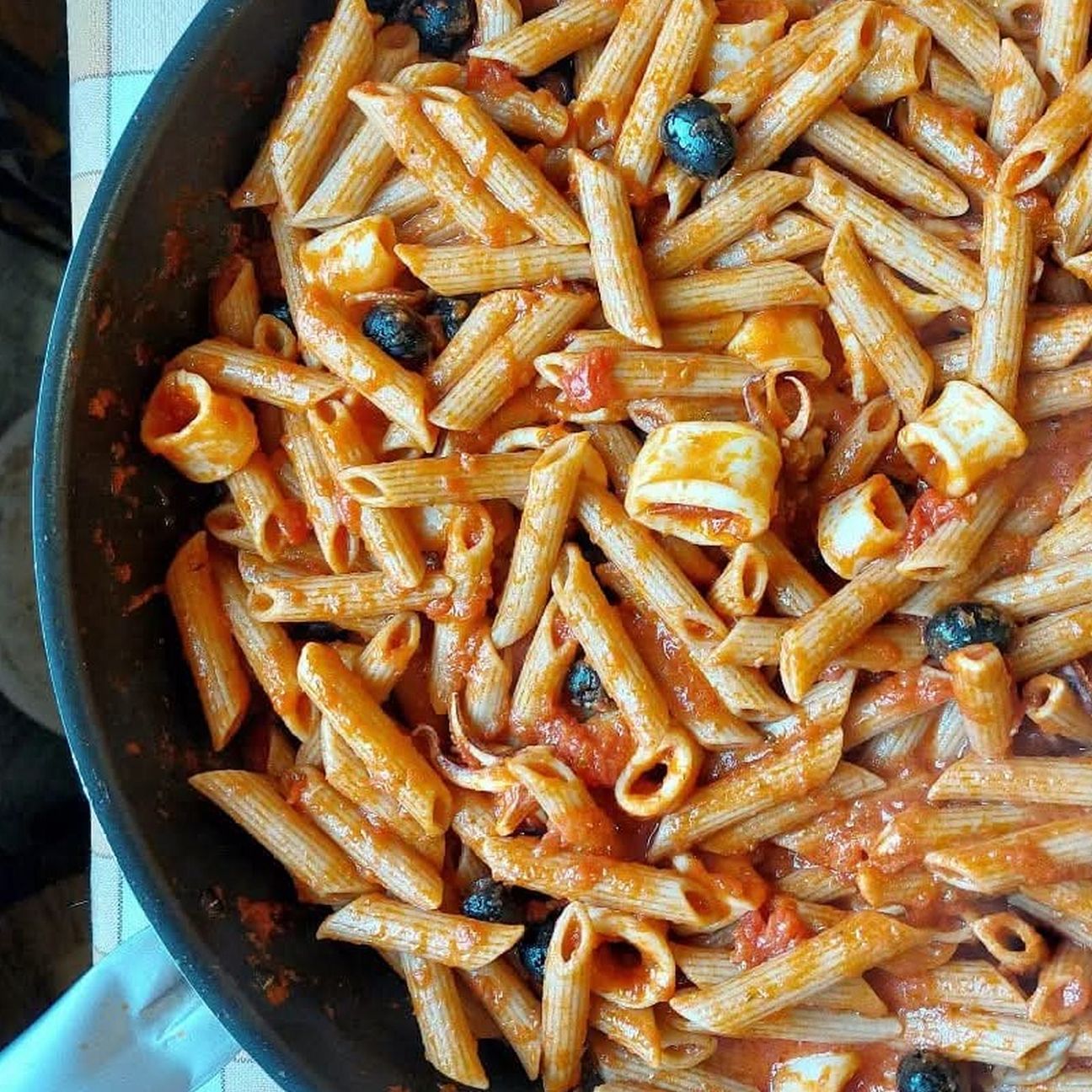 Pasta integrale con Calamari e olive nere