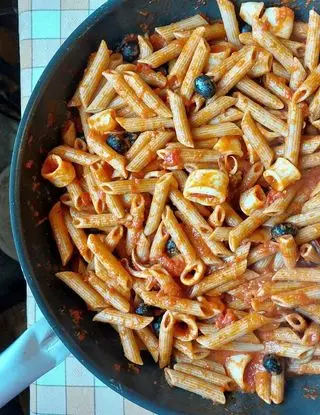 Ricetta Pasta integrale con Calamari e olive nere di limpiattatore