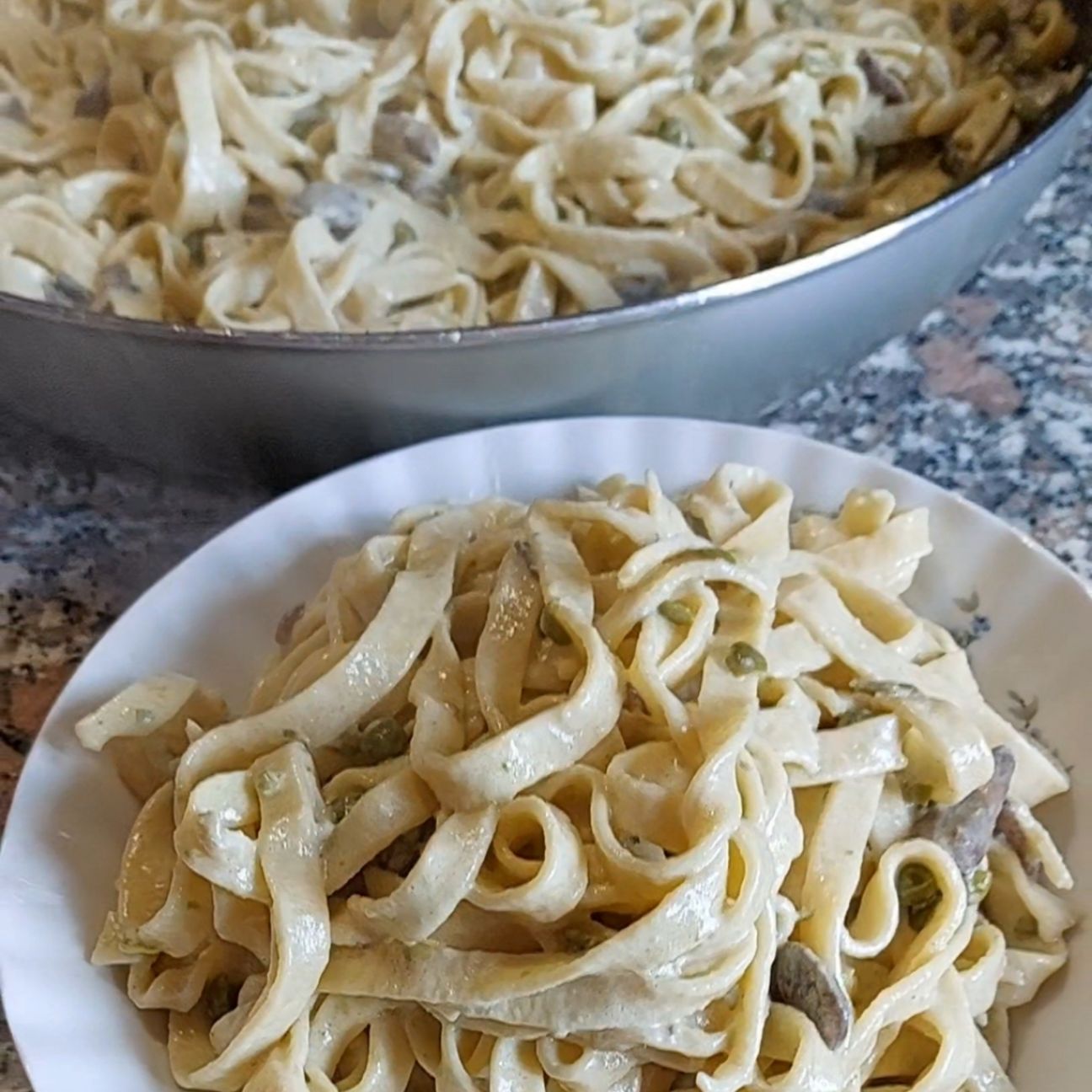 Fettuccine con funghi e piselli