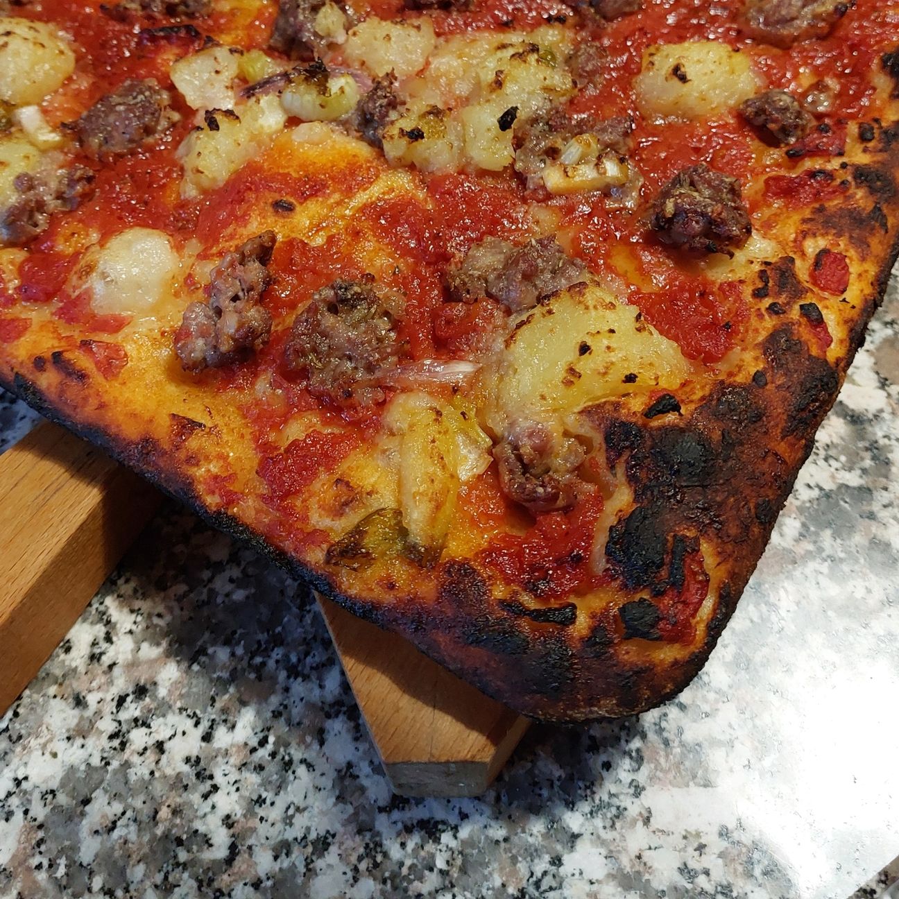 Pizza rustica rossa con patate e salsiccia
