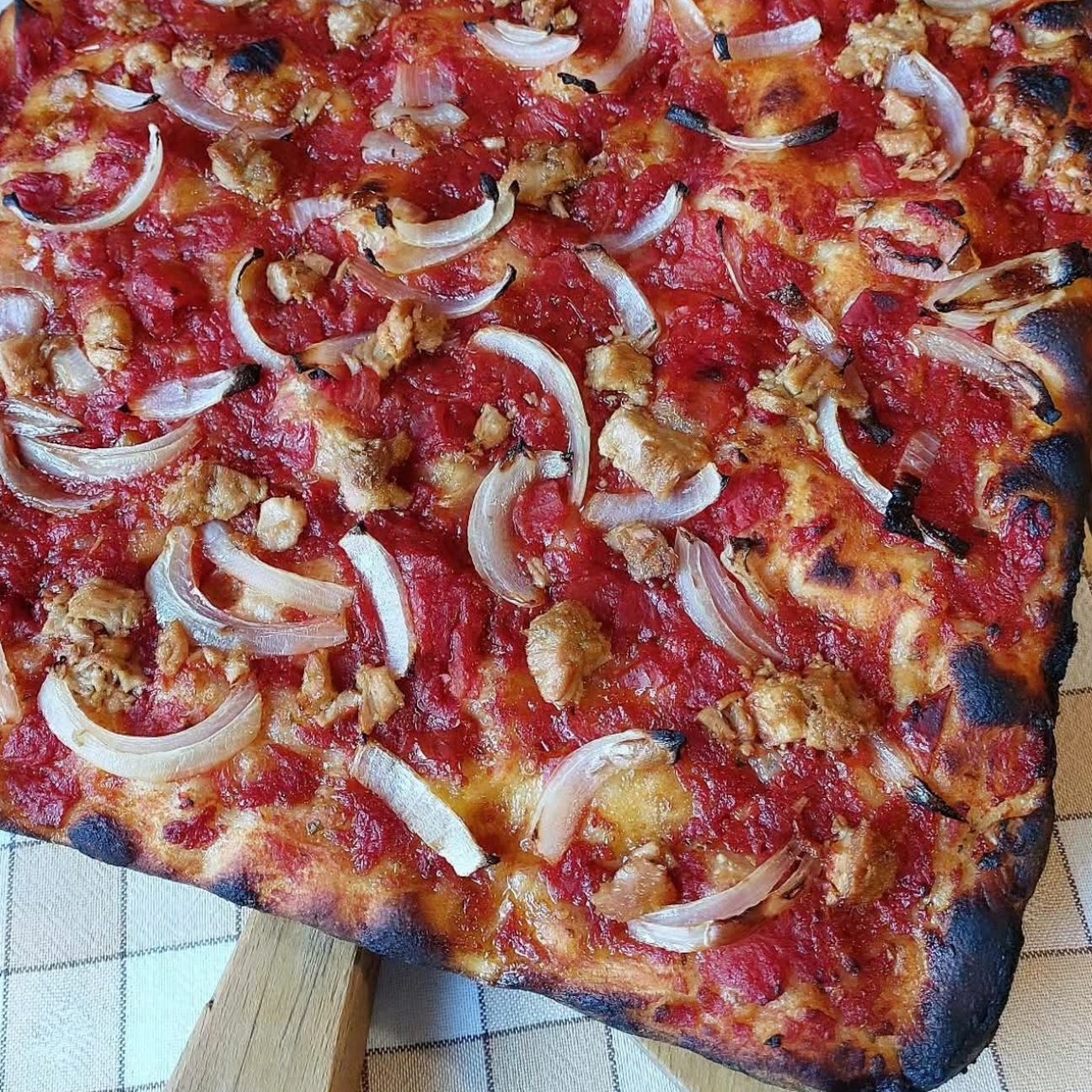 Pizza rossa con tonno e cipolla
