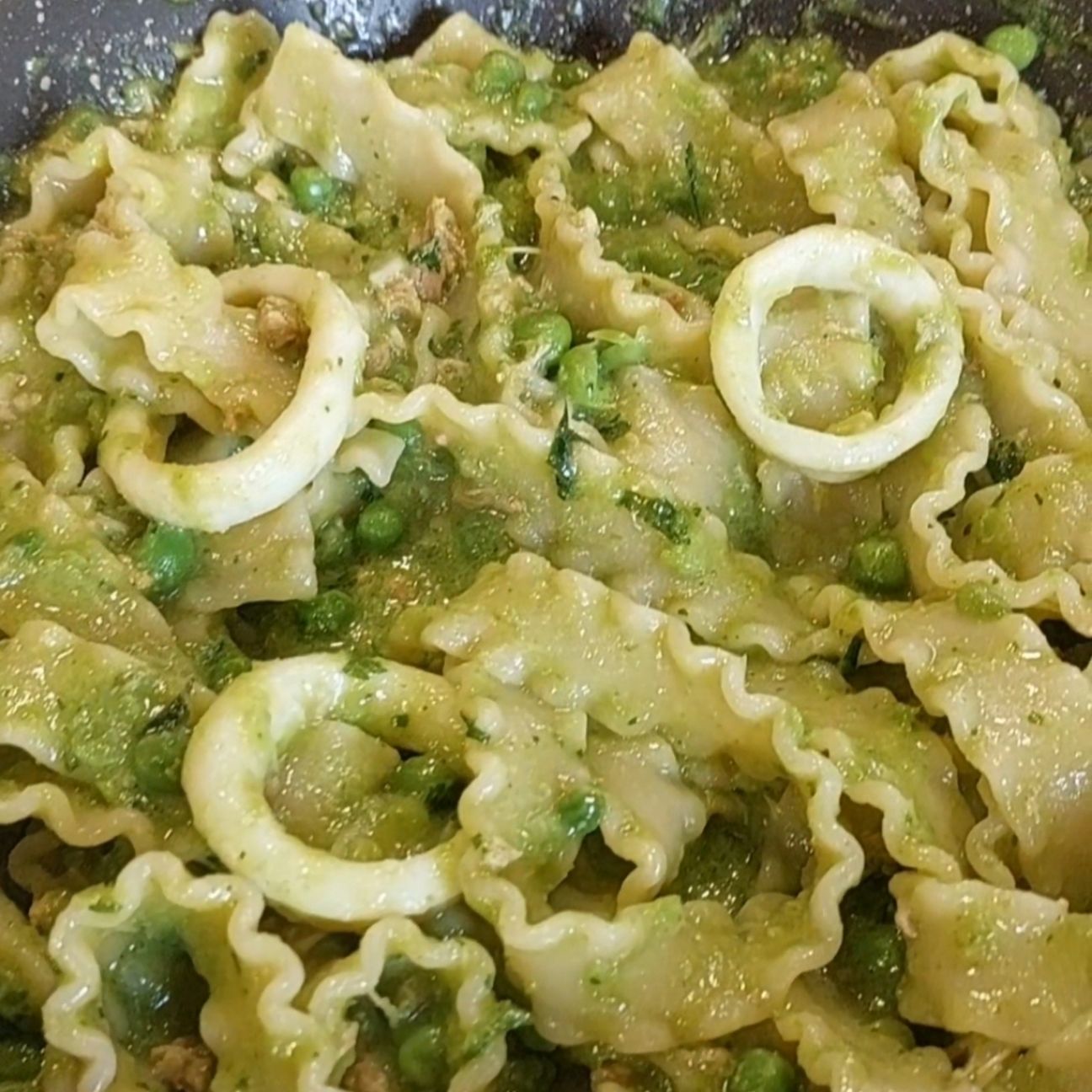 Mafaldine con crema di piselli e calamari
