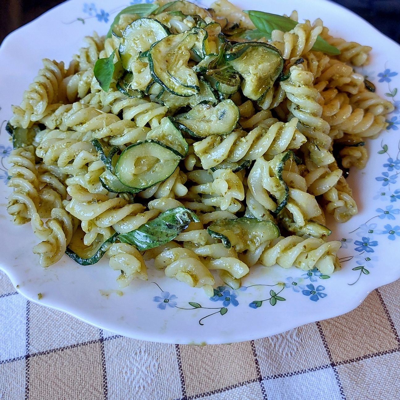 Pasta con zucchine e pesto