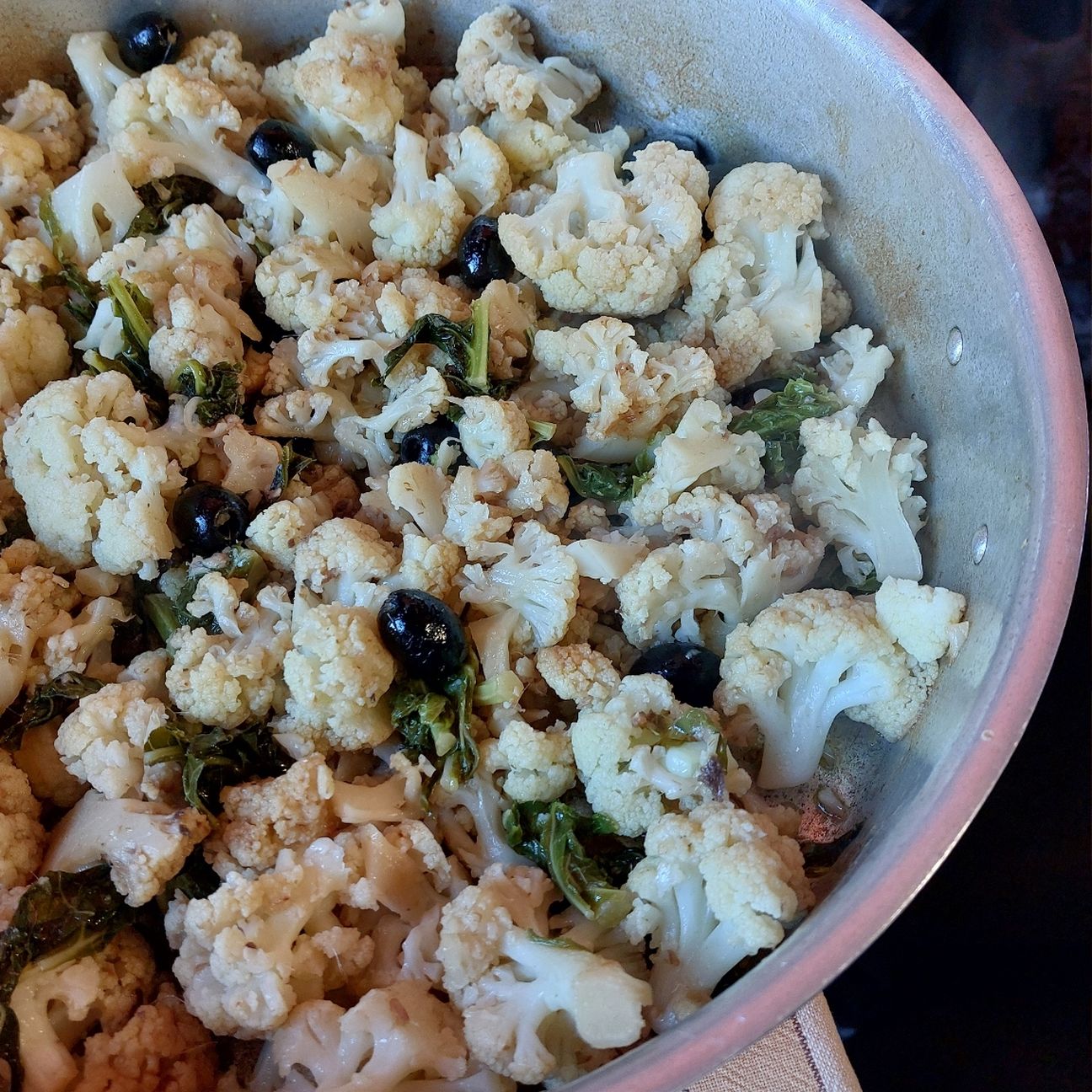 Cavolfiore in padella con alici e olive