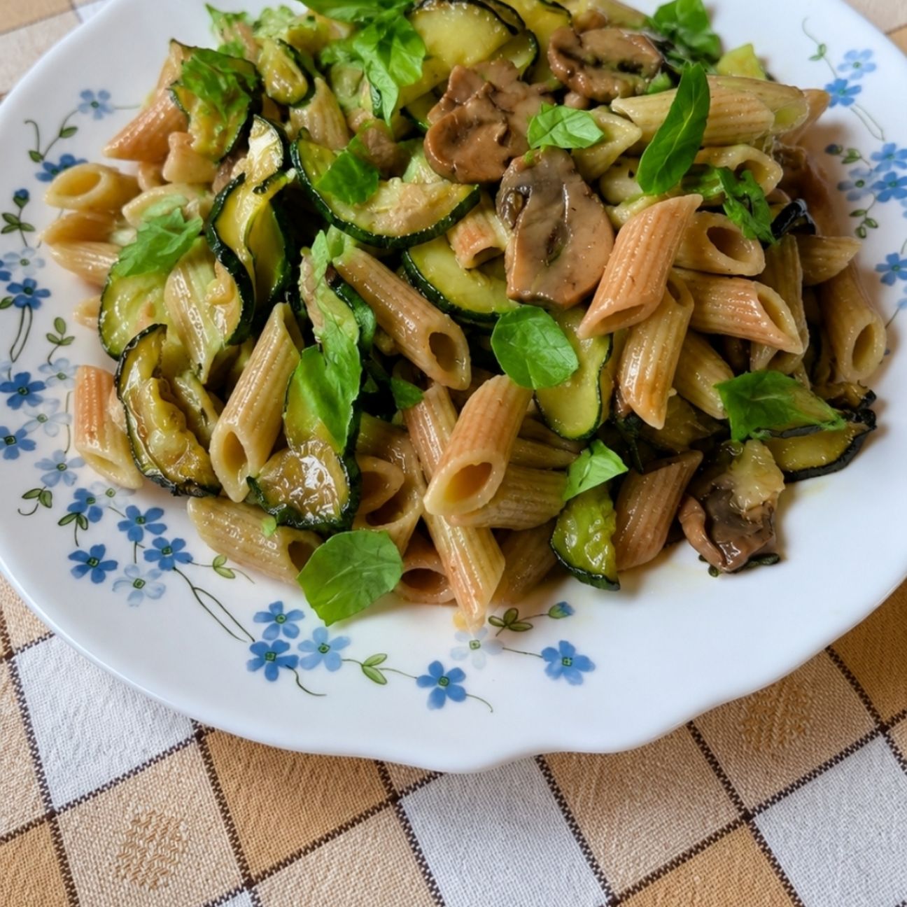 Pasta fredda con zucchine e funghi