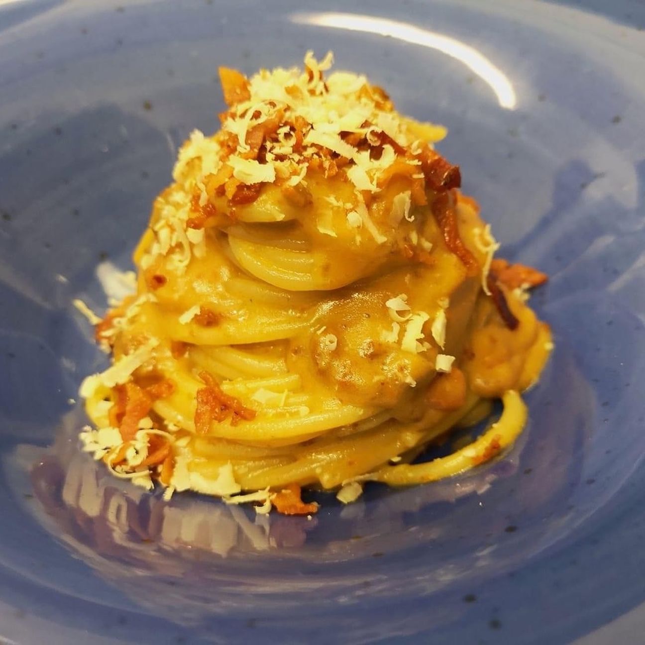 Spaghettone ai ricci con guanciale e mandorle