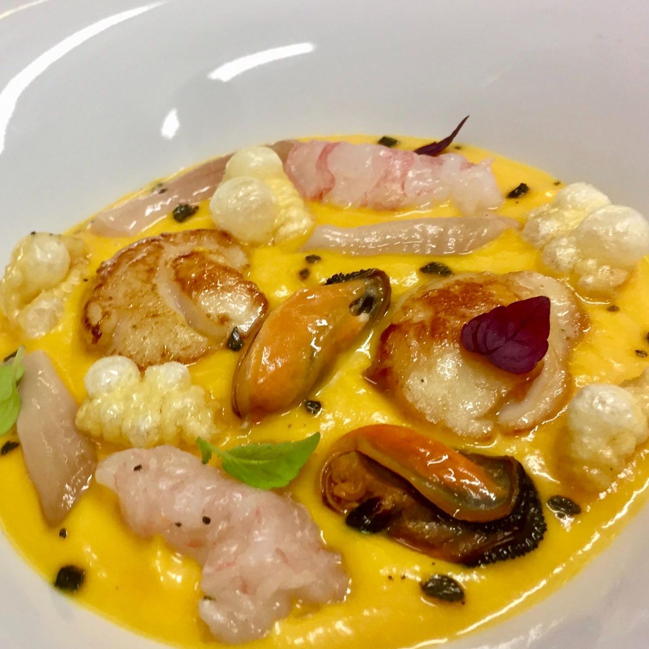 Vellutata di carote con frutti di mare