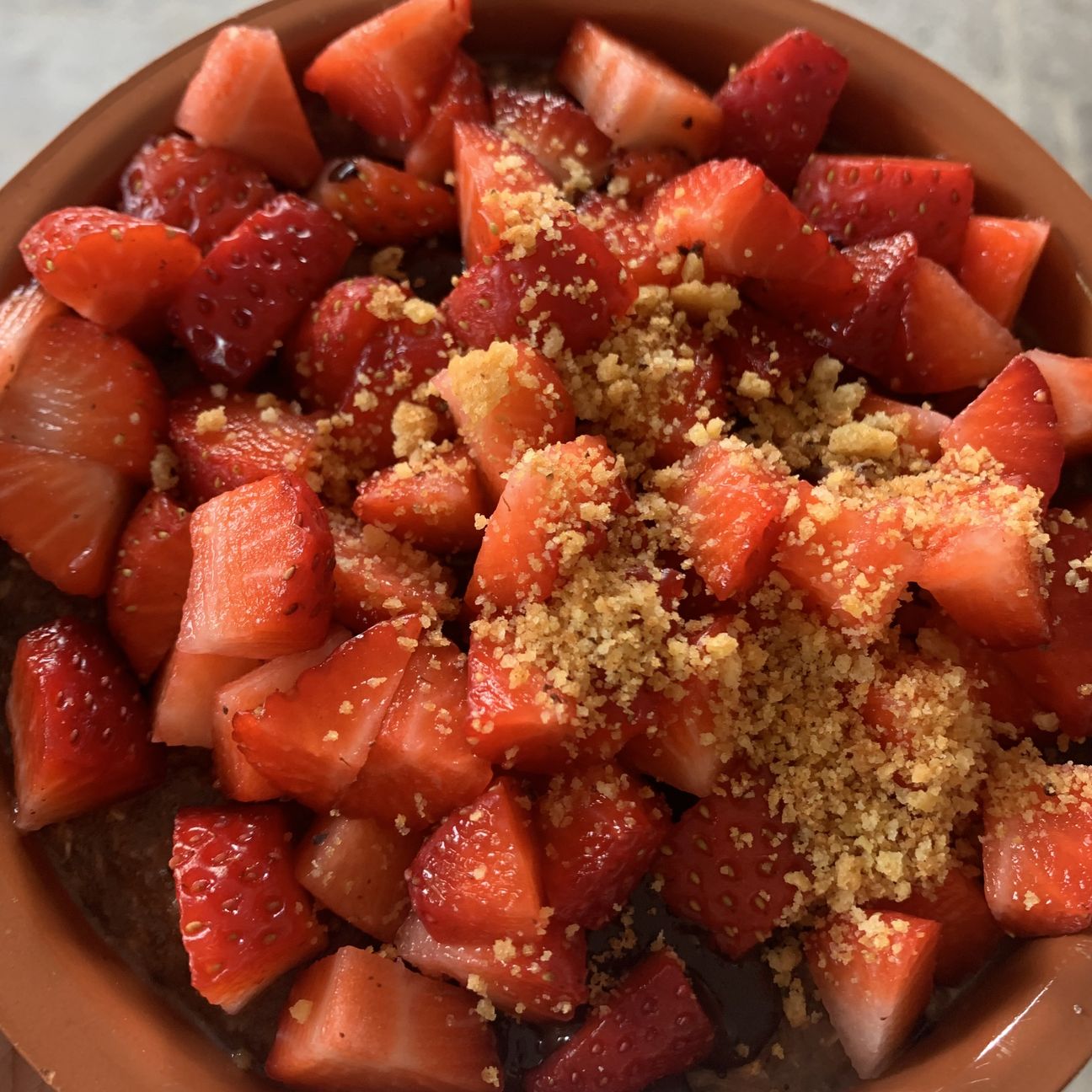 Porridge al cacao con fragole e granella di biscotti